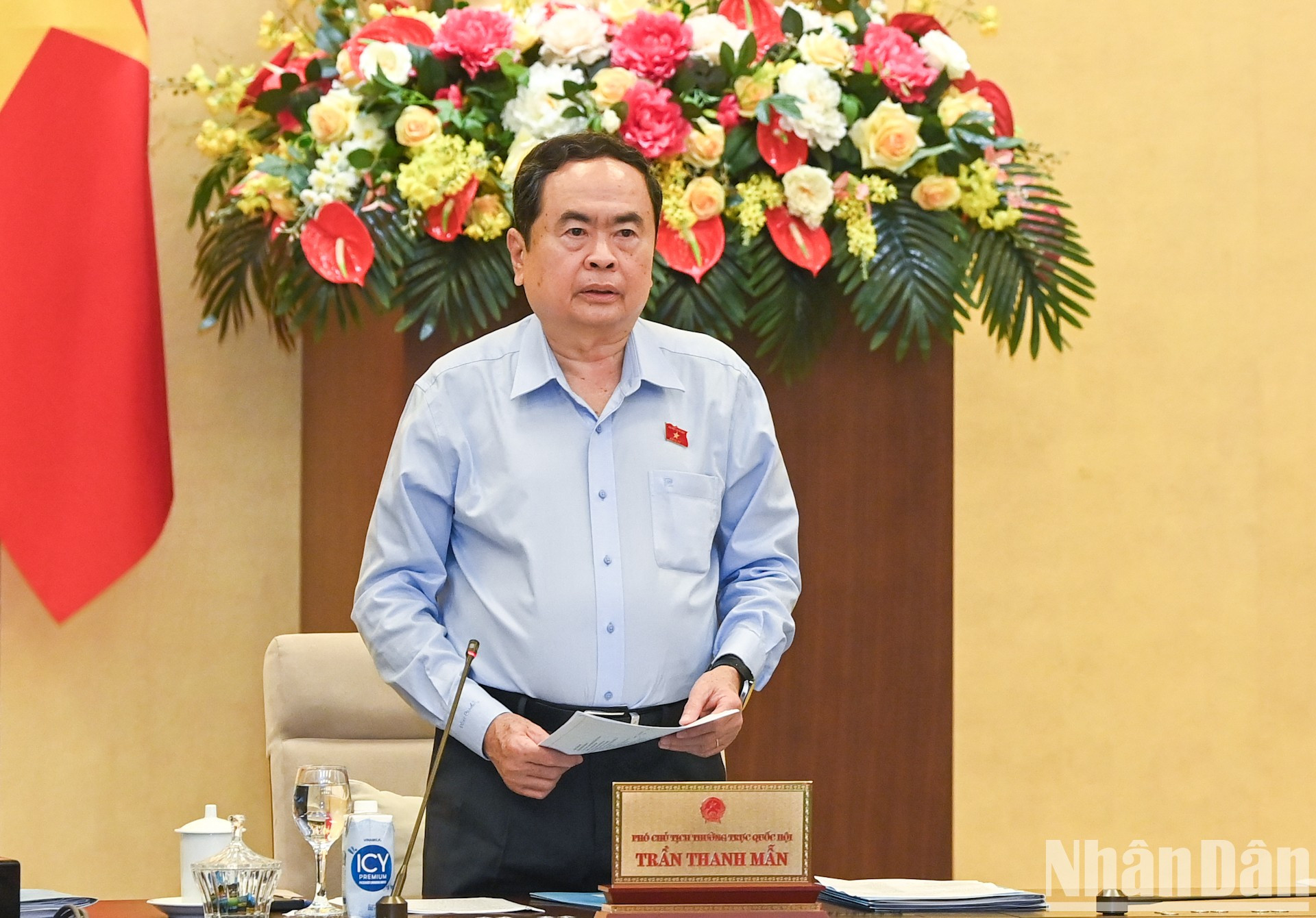 El vicepresidente permanente de la AN, Tran Thanh Man, pronuncia el discurso inaugural de la reunión.