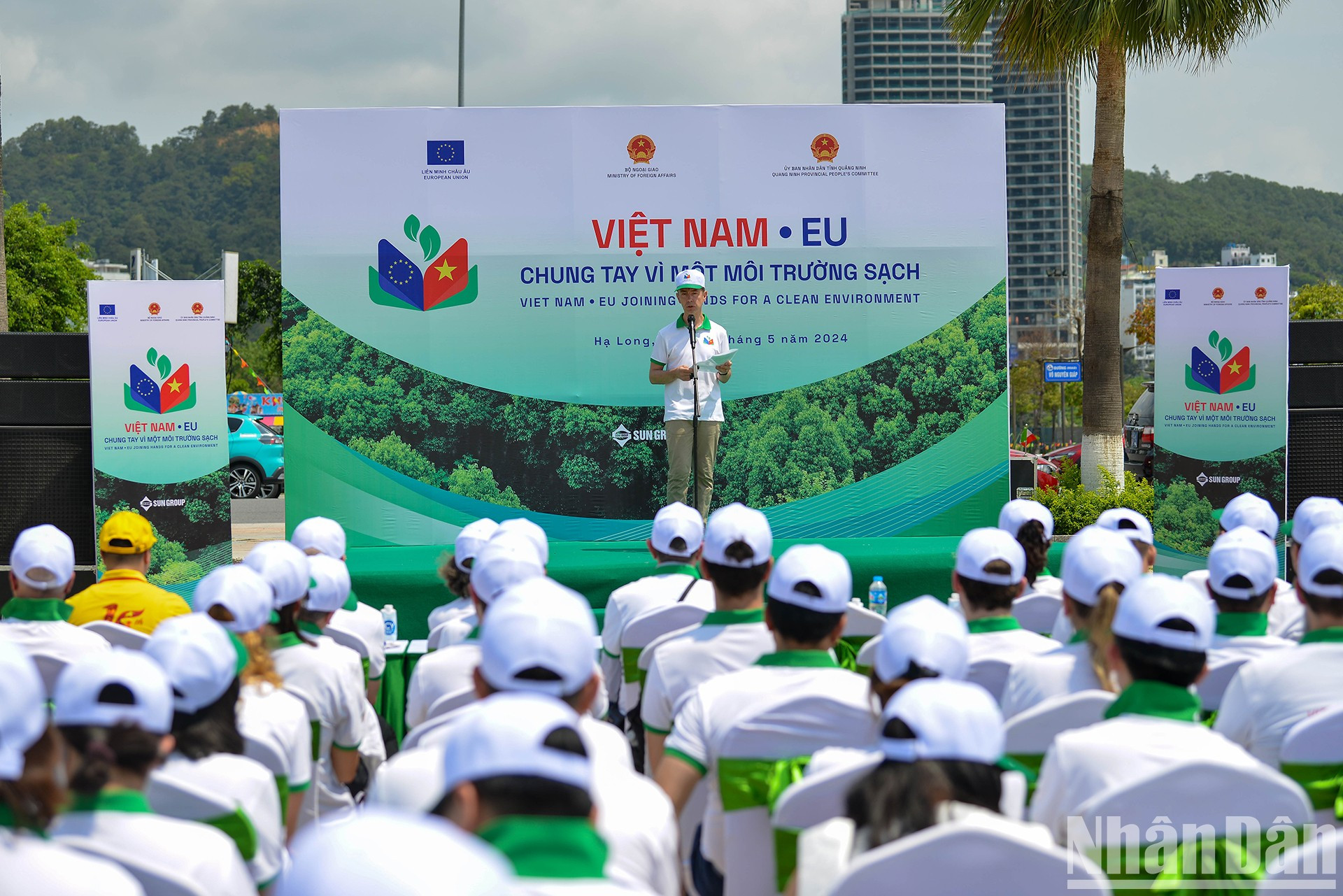 El embajador de la UE en Vietnam, Julien Guerrier, hace uso de la palabra en la cita. El embajador de la UE en Vietnam, Julien Guerrier, hace uso de la palabra en la cita.