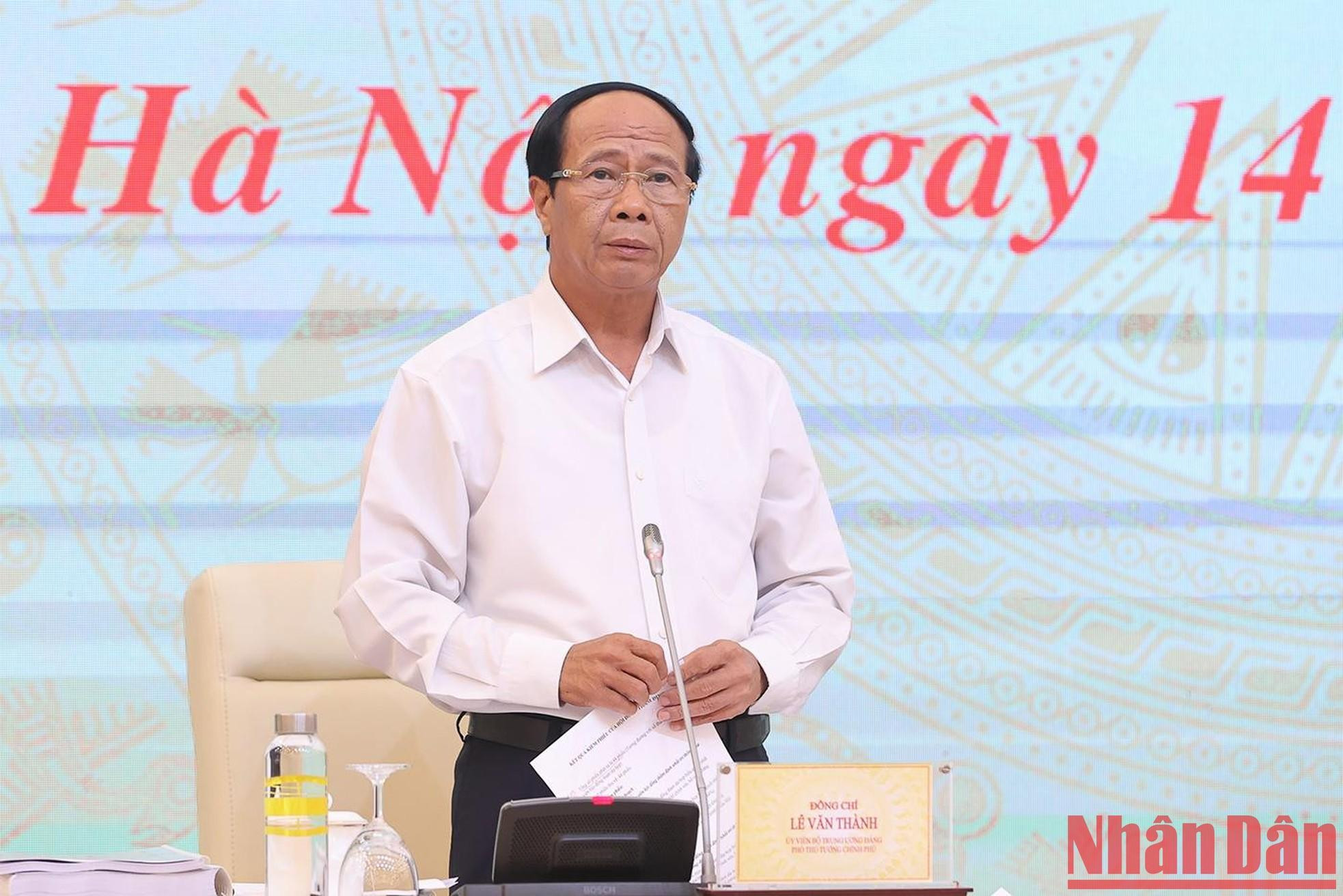 El viceprimer ministro Le Van Thanh, presidente del Consejo nacional de evaluación de la planificación rectora para el período 2021-2030, con visión hasta 2050, interviene en la reunión.