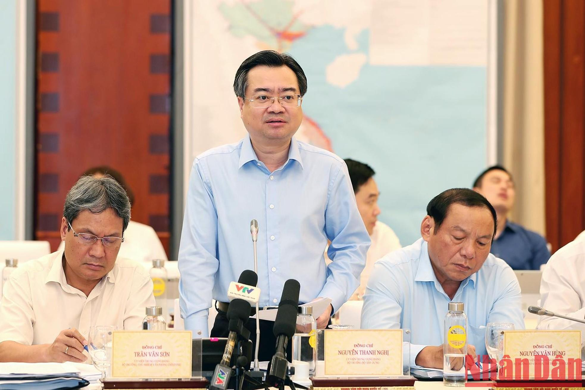 El ministro de Construcción, Nguyen Thanh Nghi, hace uso de la palabra en la reunión.