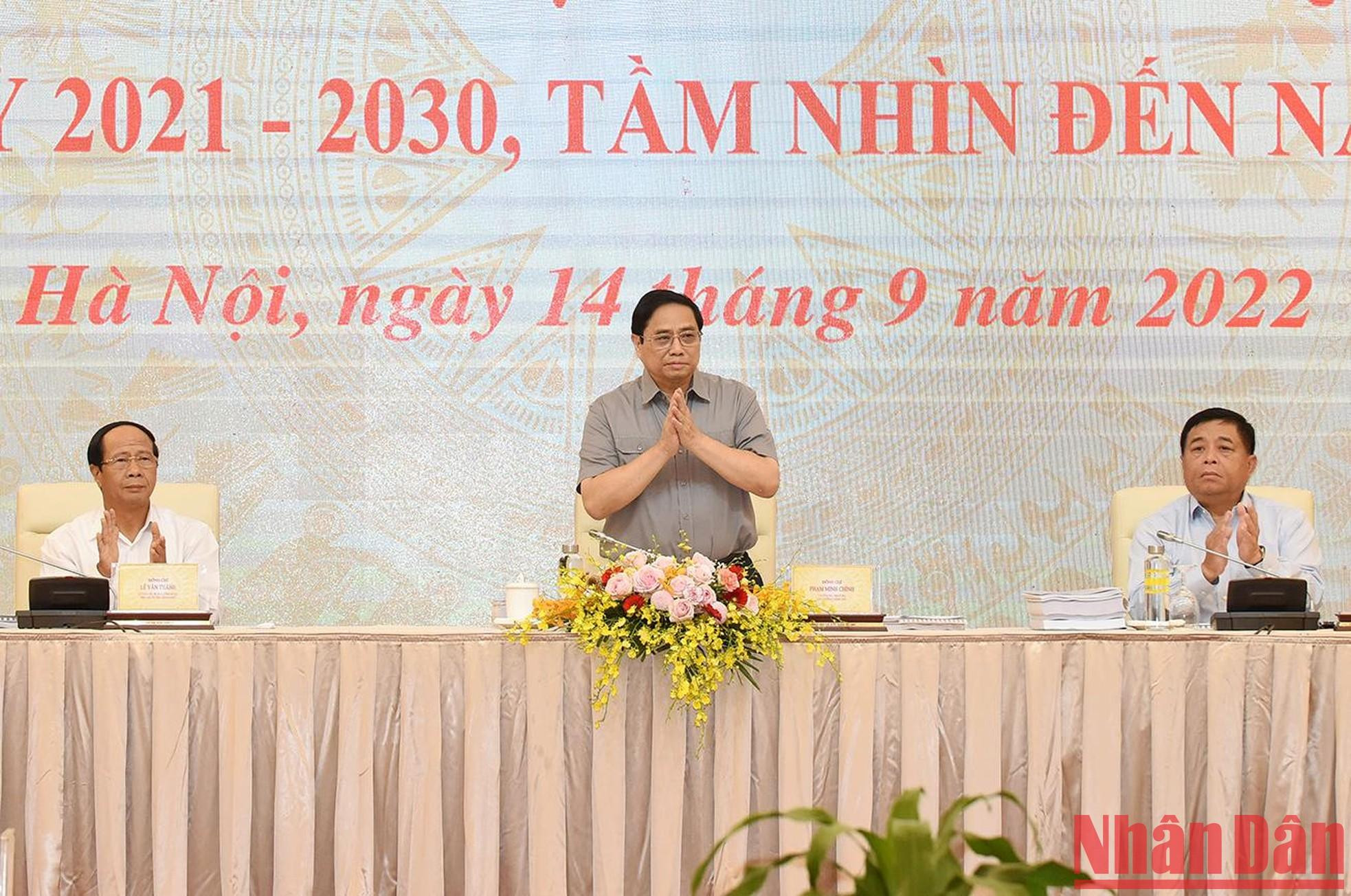 El primer ministro Pham Minh Chinh asiste a la reunión. 