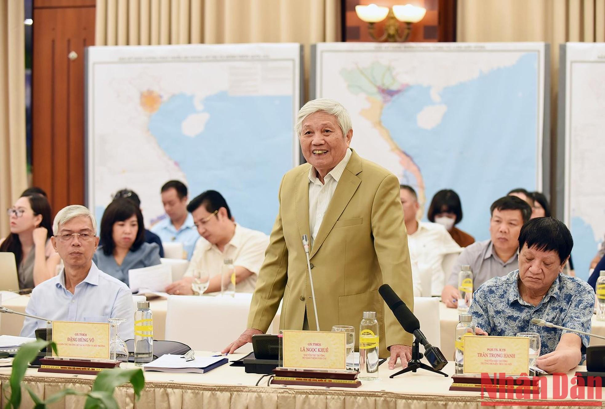 El ex viceministro de Transporte La Ngoc Khue habla en la cita.