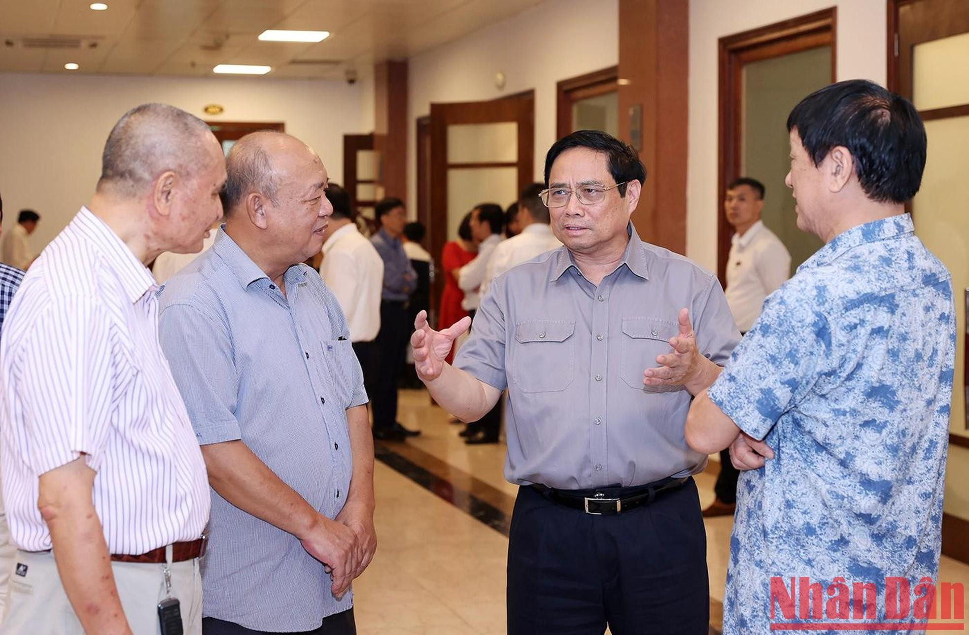 El primer ministro Pham Minh Chinh intercambia opiniones con expertos en la conferencia.