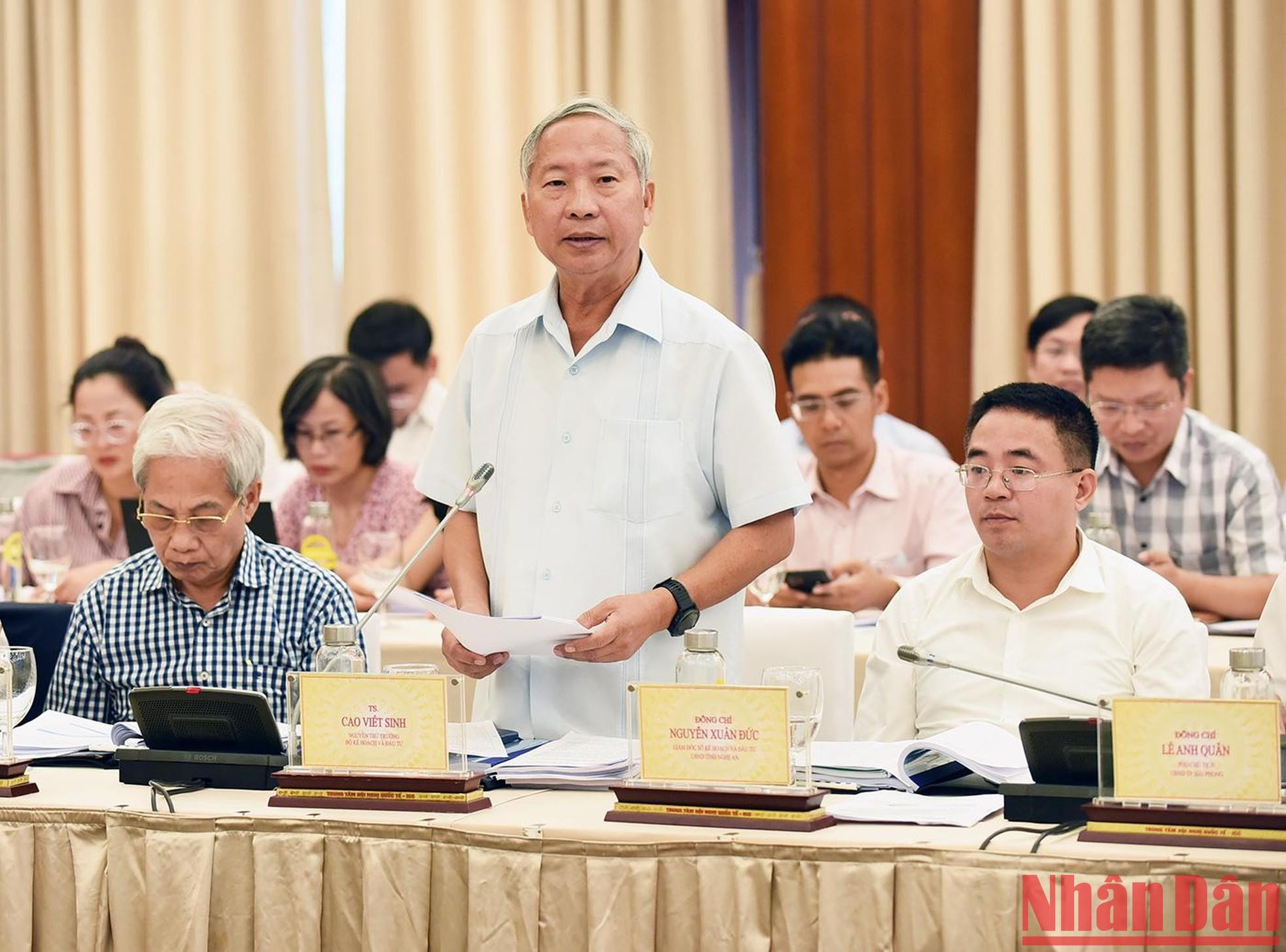 El ex viceministro de Planificación e Inversión Cao Viet Sinh habla en la conferencia.