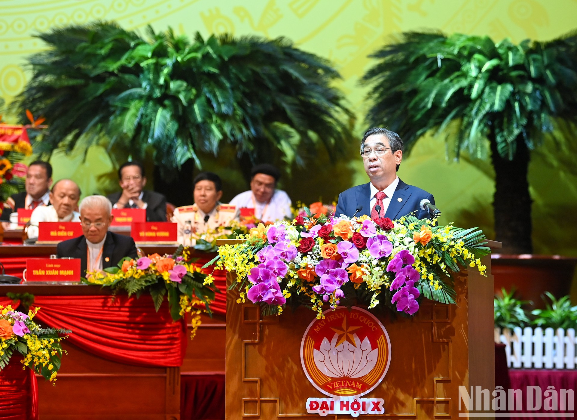 El subsecretario del Comité del PCV y presidente del Comité del FPV en Ciudad Ho Chi Minh, Nguyen Phuoc Loc, pronuncia un discurso en el Congreso.