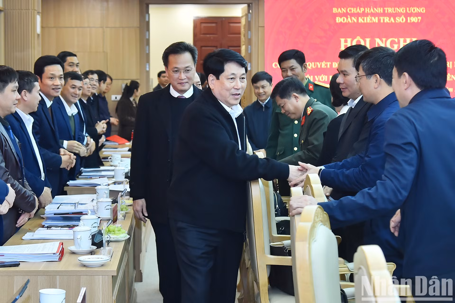 El presidente Luong Cuong y los delegados en la conferencia.