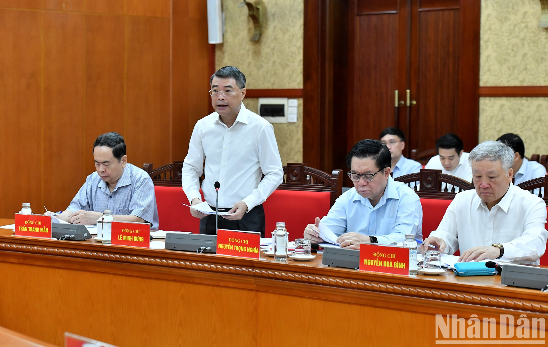 Le Minh Hung, miembro del Buró Político y del Secretariado del Comité Central del Partido Comunista de Vietnam (PCV) y jefe de su Comisión de Organización, presenta el informe en la reunión.