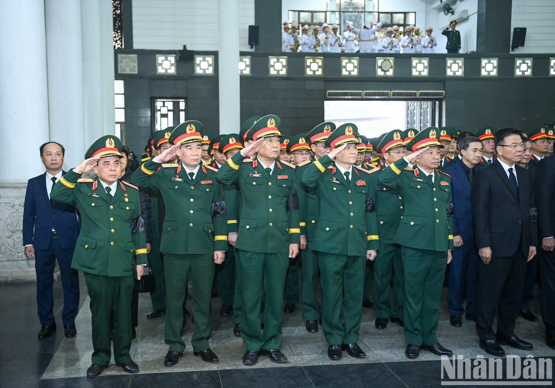 Dirigentes del Partido, del Estado, de la Comisión Militar Central y del Ministerio de Defensa Nacional en el servicio conmemorativo del general Nguyen Quyet.