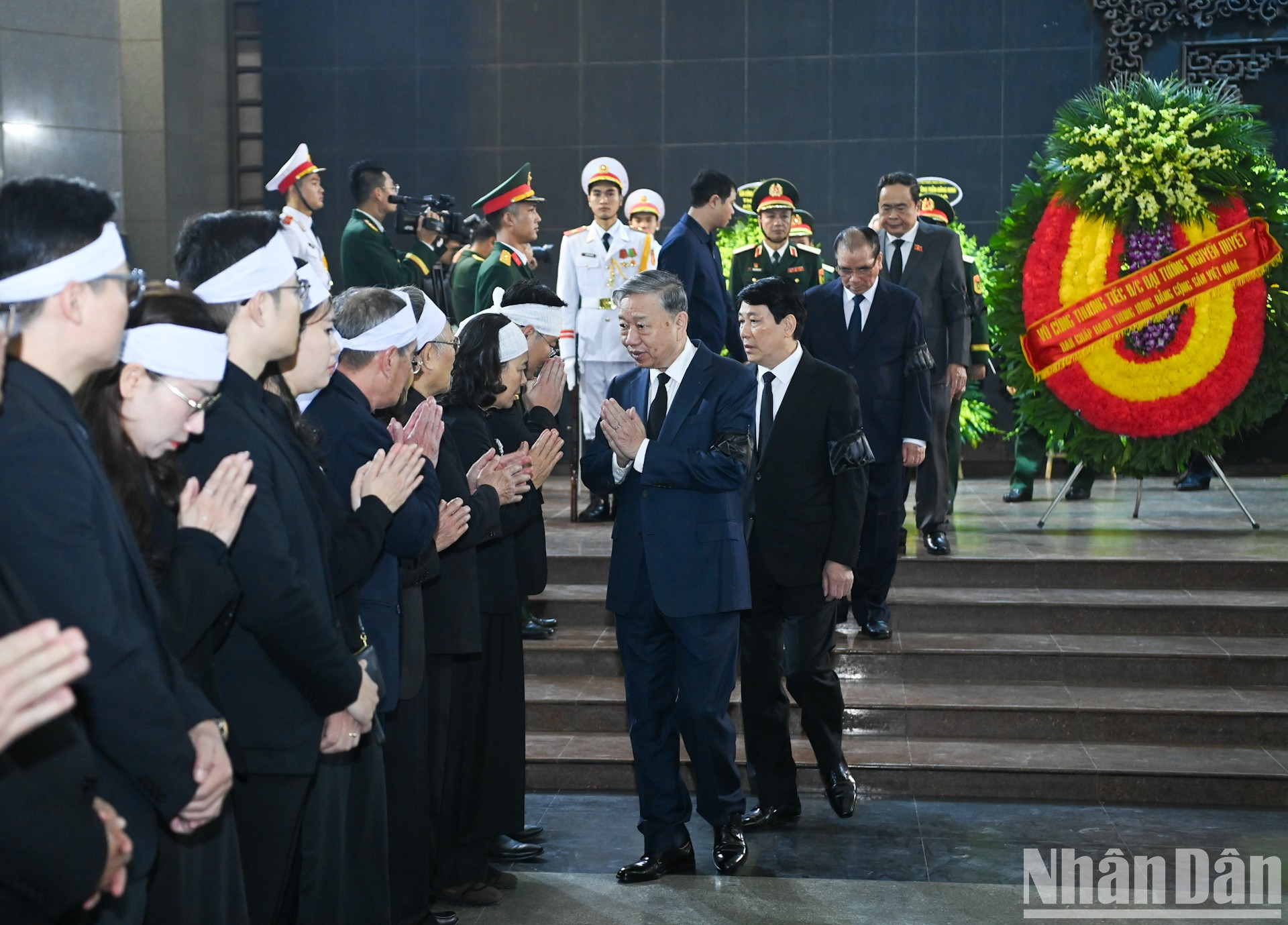 El secretario general del Partido To Lam y el presidente Luong Cuong rinden tributo al general Nguyen Quyet.