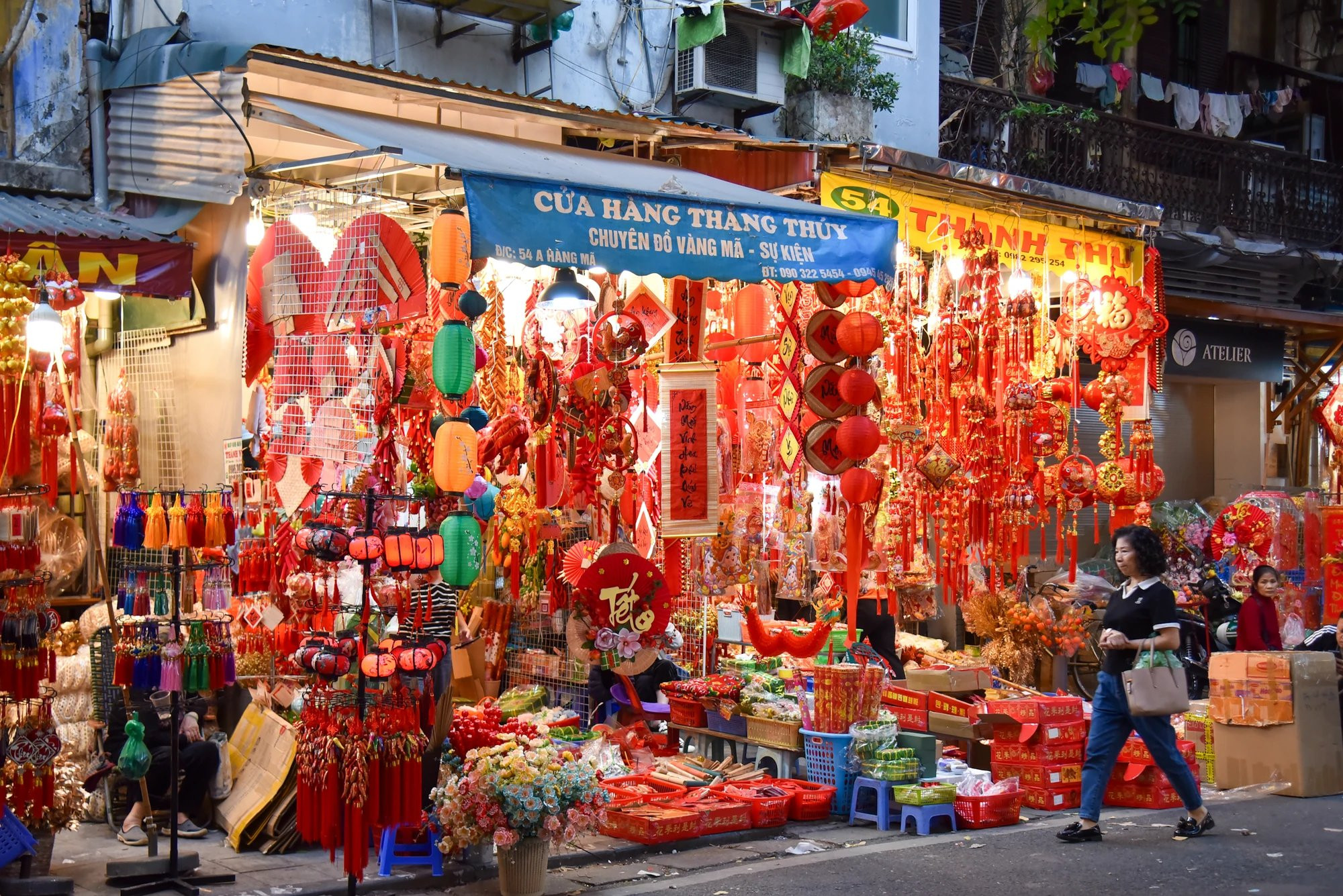 Calle de Hang Ma brilla en color rojo por el Tet, la festividad tradicional más importante de los vietnamitas.