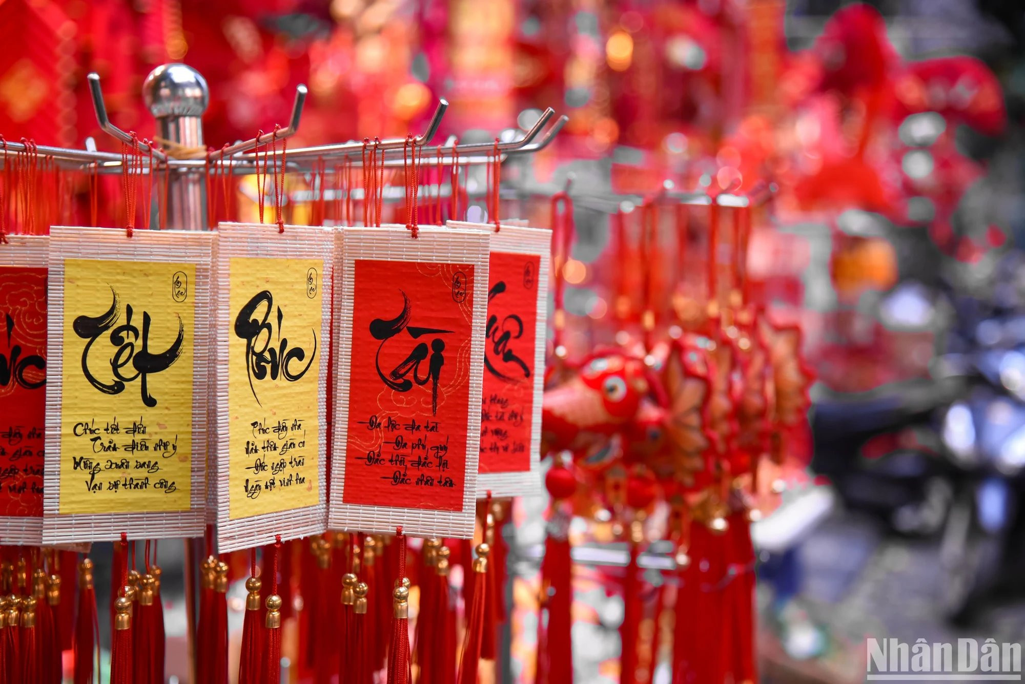 Los artículos vendidos son tradicionales vietnamitas, diversos en formas y colores.