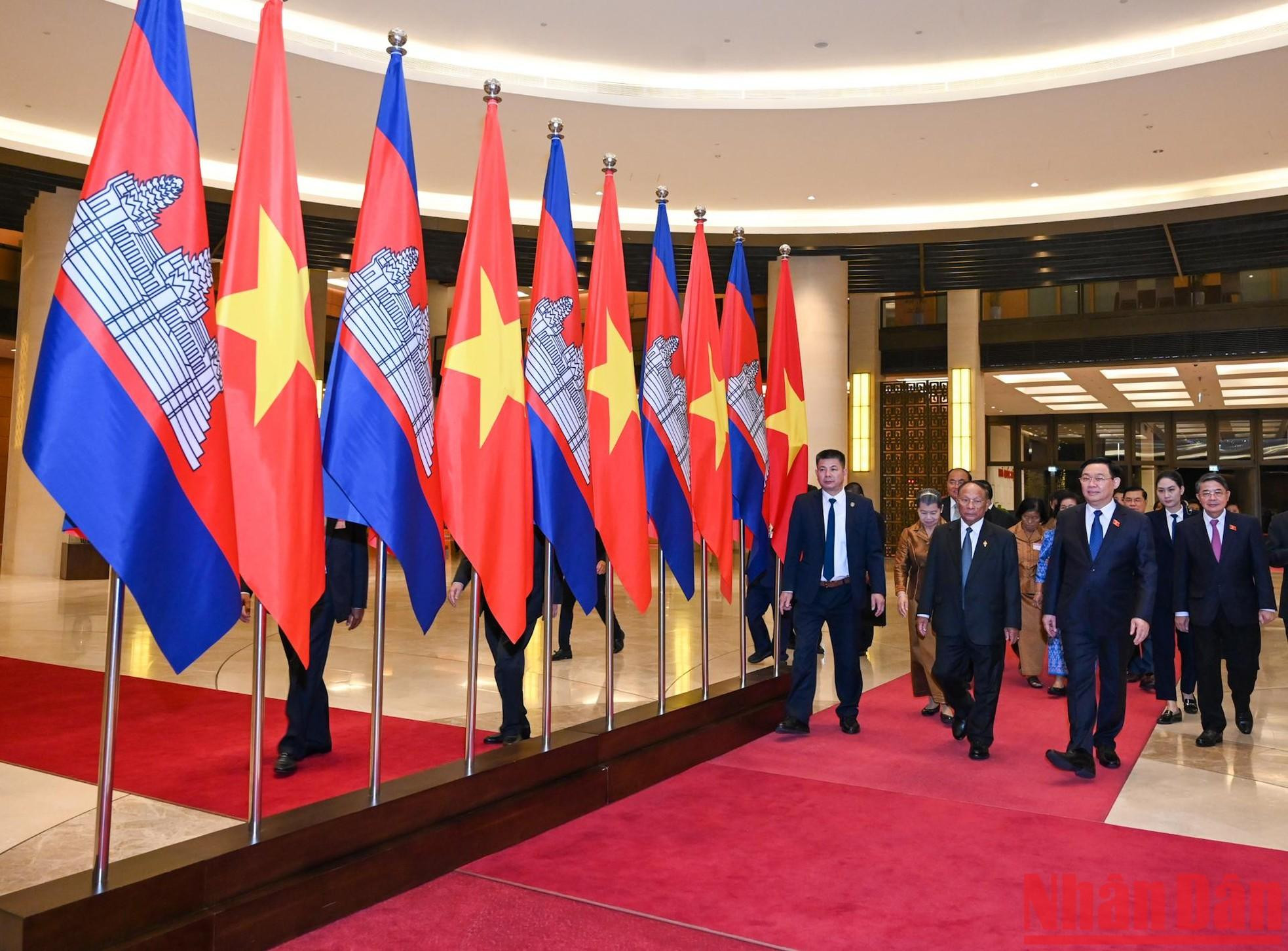El presidente de la Asamblea Nacional de Vietnam, Vuong Dinh Hue, da la bienvenida a su similar camboyano después de la visita de la delegación del Legislativo del país vecino a la Casa del Parlamento vietnamita.