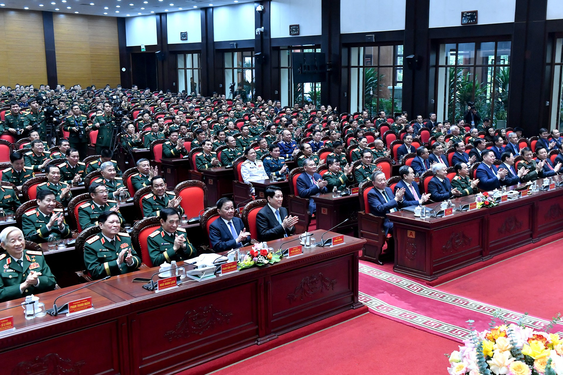 El secretario general del PCV y actuales y antiguos dirigentes del Partido y del Estado en el acto. El secretario general del PCV y actuales y antiguos dirigentes del Partido y del Estado en el acto.
