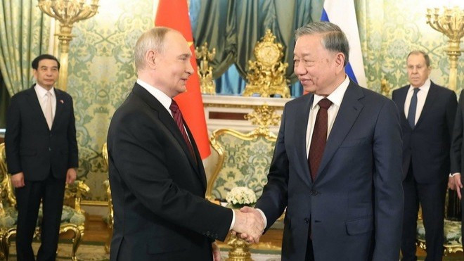 El secretario general del PCV, To Lam (derecha), sostiene reunión privada con el presidente ruso Vladimir Putin. (Foto: VNA) El secretario general del PCV, To Lam (derecha), sostiene reunión privada con el presidente ruso Vladimir Putin. (Foto: VNA)