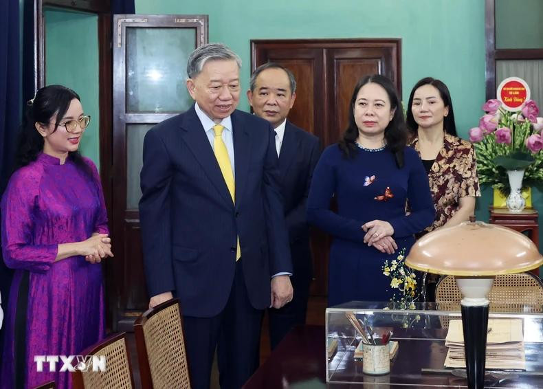 El presidente To Lam conversa con funcionarios en la zona de reliquias dedicada al Presidente Ho Chi Minh en el Palacio Presidencial. El presidente To Lam conversa con funcionarios en la zona de reliquias dedicada al Presidente Ho Chi Minh en el Palacio Presidencial.