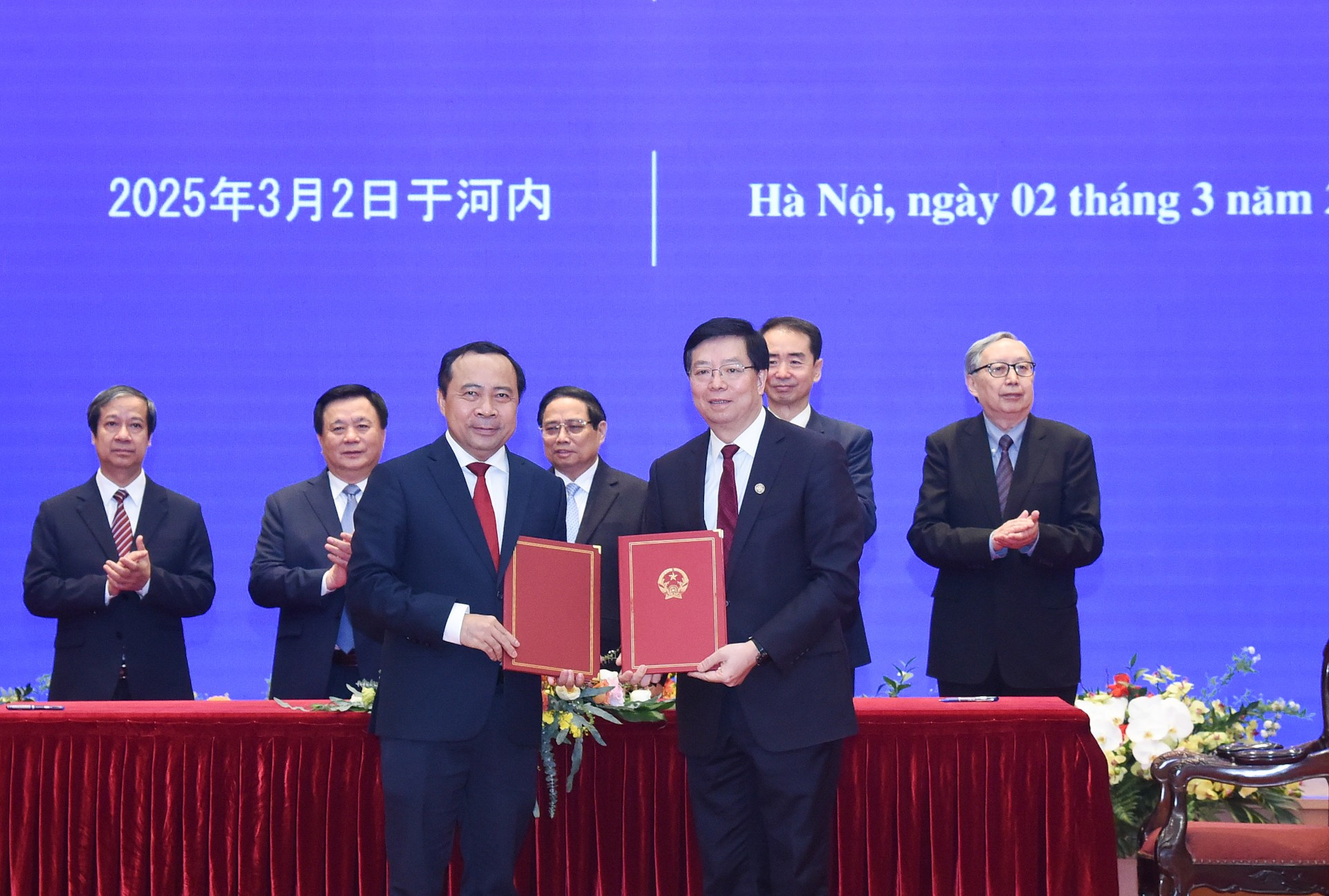 El primer ministro Pham Minh Chinh presencia la firma de un documento de cooperación educativa entre la Universidad Nacional de Vietnam en Ciudad Ho Chi Minh y la Universidad de Tsinghua de China. El primer ministro Pham Minh Chinh presencia la firma de un documento de cooperación educativa entre la Universidad Nacional de Vietnam en Ciudad Ho Chi Minh y la Universidad de Tsinghua de China.