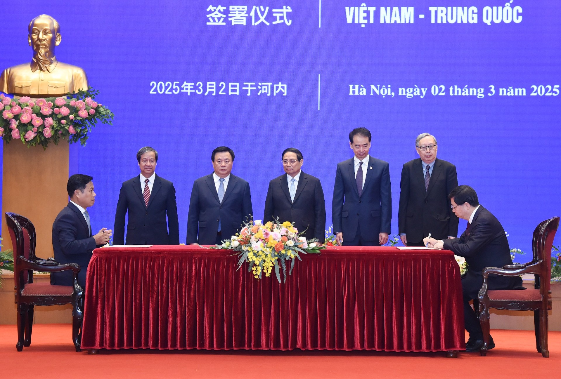 El primer ministro Pham Minh Chinh presencia la firma de un documento de cooperación educativa entre la Universidad Nacional de Vietnam Hanói y la Universidad de Tsinghua de China. El primer ministro Pham Minh Chinh presencia la firma de un documento de cooperación educativa entre la Universidad Nacional de Vietnam Hanói y la Universidad de Tsinghua de China.