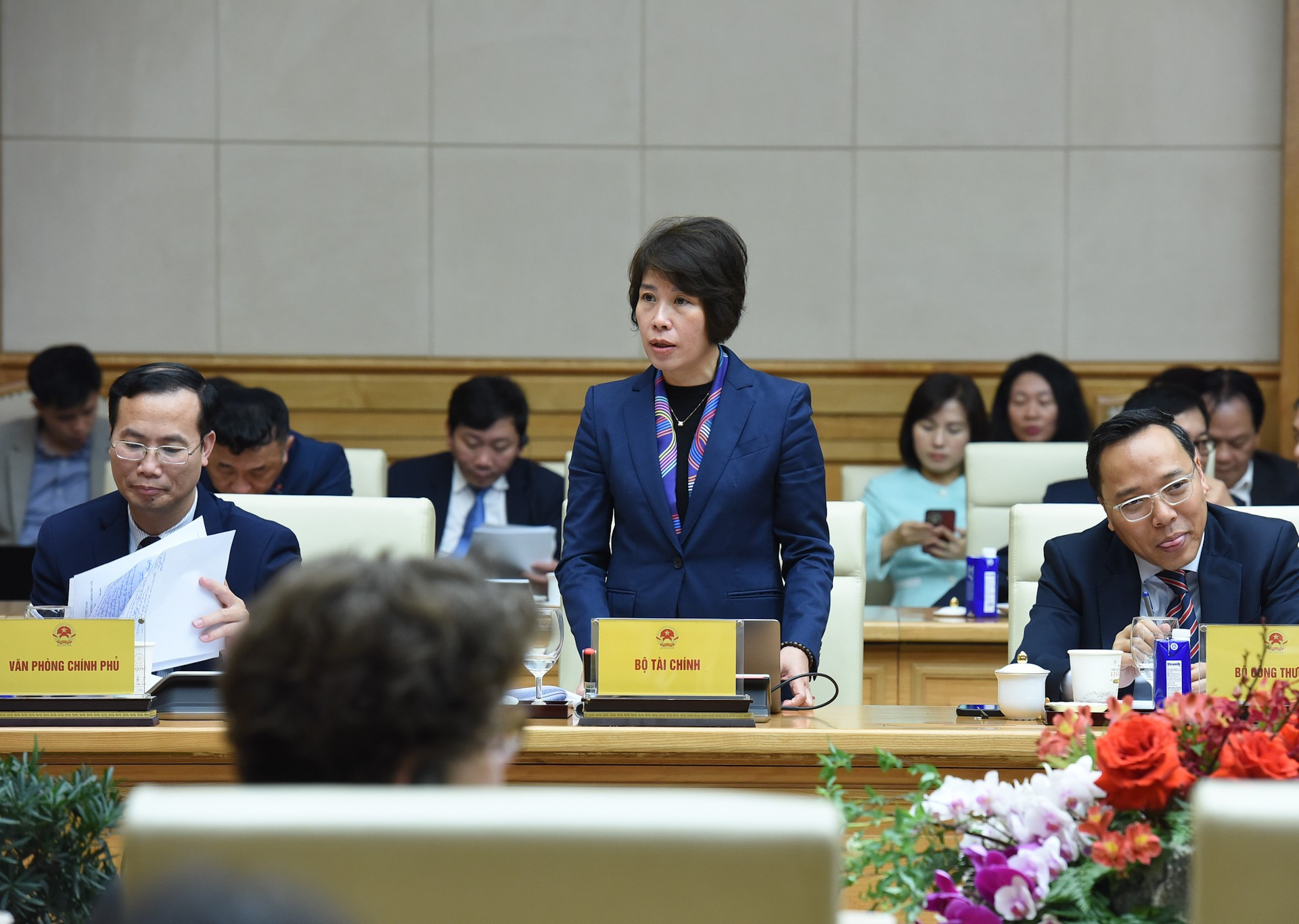 La viceministra de Finanzas, Nguyen Thi Bich Ngoc, habla en la actividad. La viceministra de Finanzas, Nguyen Thi Bich Ngoc, habla en la actividad.