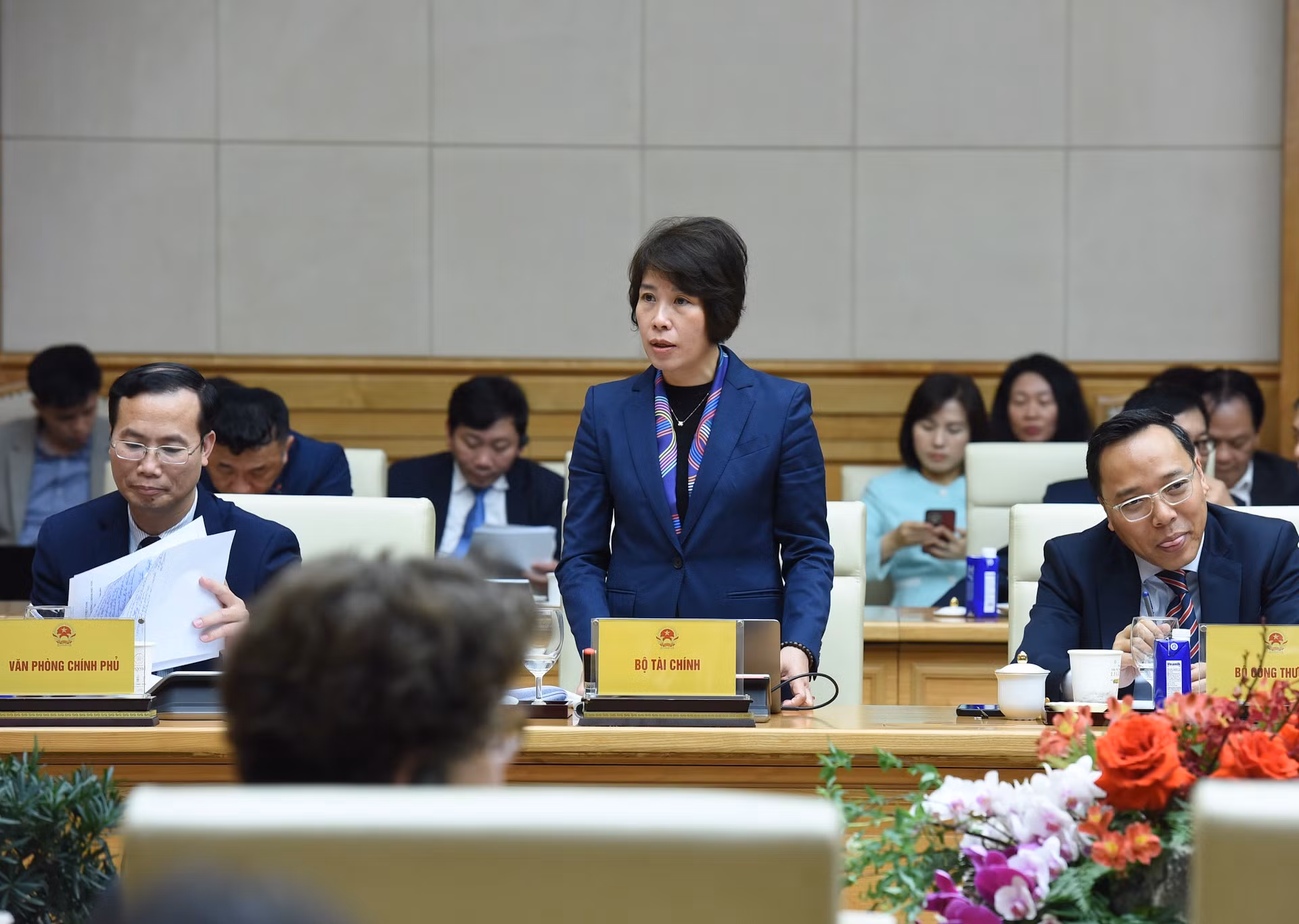 La viceministra de Finanzas, Nguyen Thi Bich Ngoc, habla en la actividad.