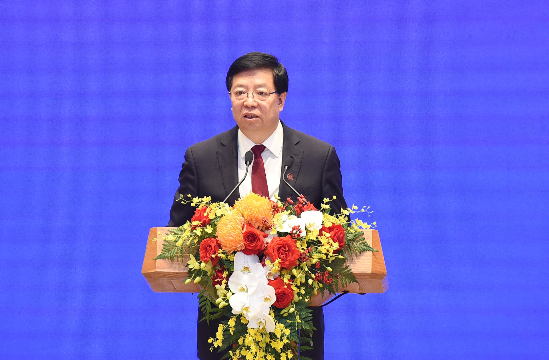 Qiu Yong (izquierda), secretario del Comité del Partido Comunista de China en la Universidad de Tsinghua, interviene en la cita. Qiu Yong (izquierda), secretario del Comité del Partido Comunista de China en la Universidad de Tsinghua, interviene en la cita.