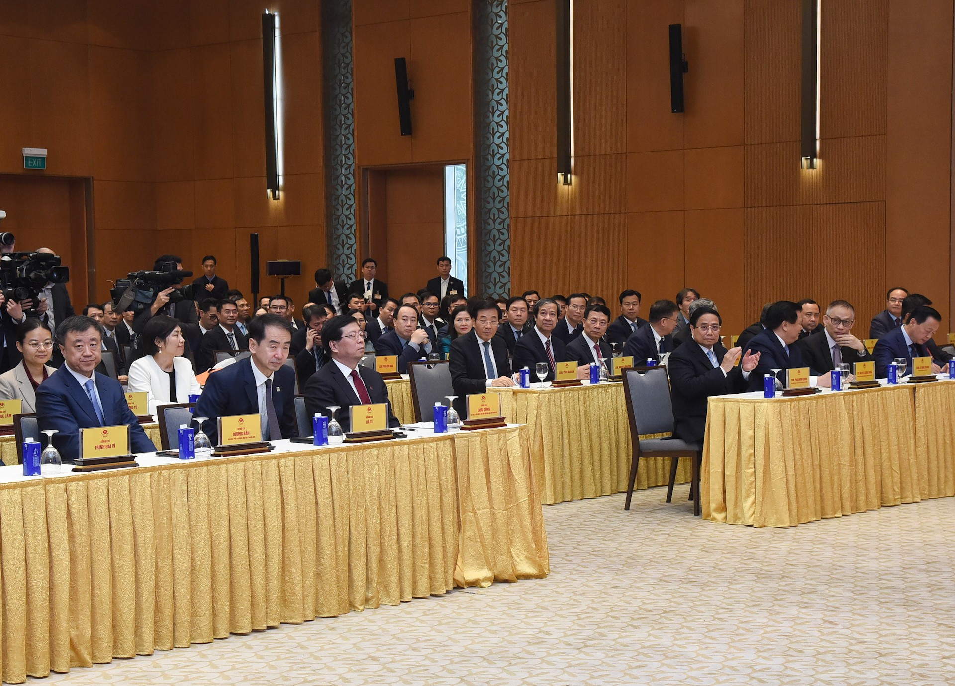 El primer ministro Pham Minh Chinh y los delegados en la ceremonia. El primer ministro Pham Minh Chinh y los delegados en la ceremonia.