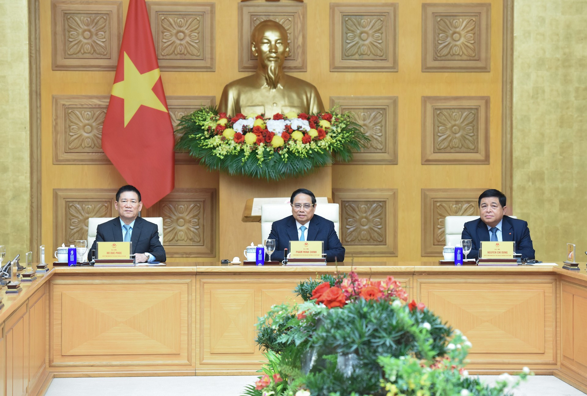 El primer ministro Pham Minh Chinh y los viceprimeros ministros Ho Duc Phoc y Nguyen Chi Dung en la mesa redonda con empresas europeas. El primer ministro Pham Minh Chinh y los viceprimeros ministros Ho Duc Phoc y Nguyen Chi Dung en la mesa redonda con empresas europeas.