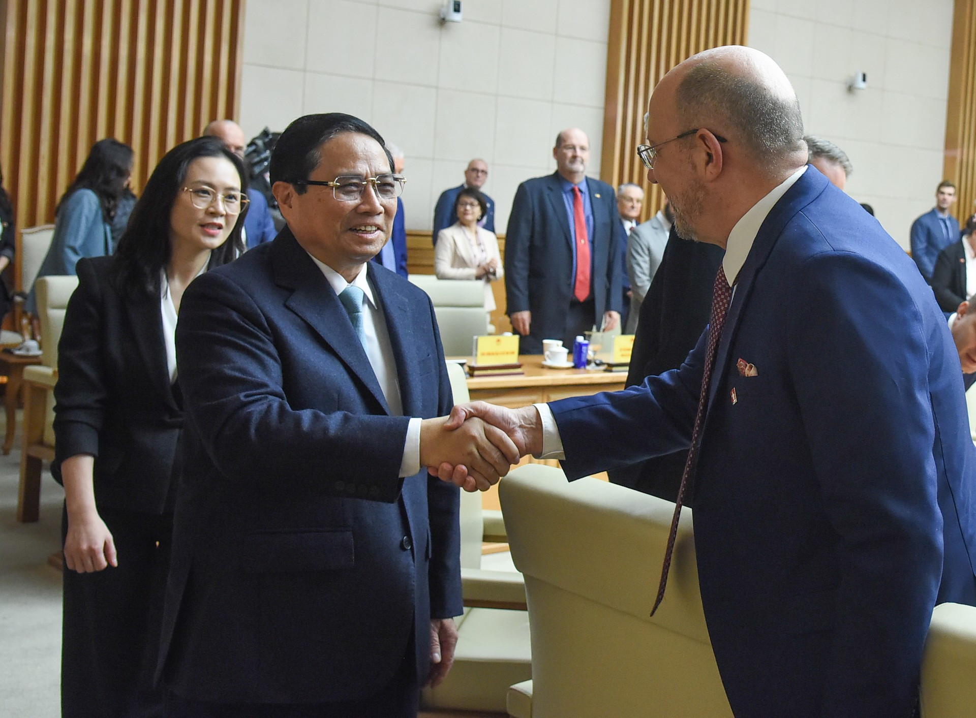 El primer ministro Pham Minh Chinh y representantes de empresas europeas. El primer ministro Pham Minh Chinh y representantes de empresas europeas.