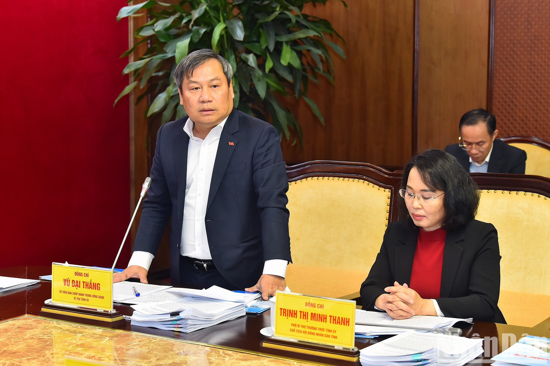 Vu Dai Thang, secretario del Comité del PCV en Quang Ninh, habla en la conferencia. Vu Dai Thang, secretario del Comité del PCV en Quang Ninh, habla en la conferencia.