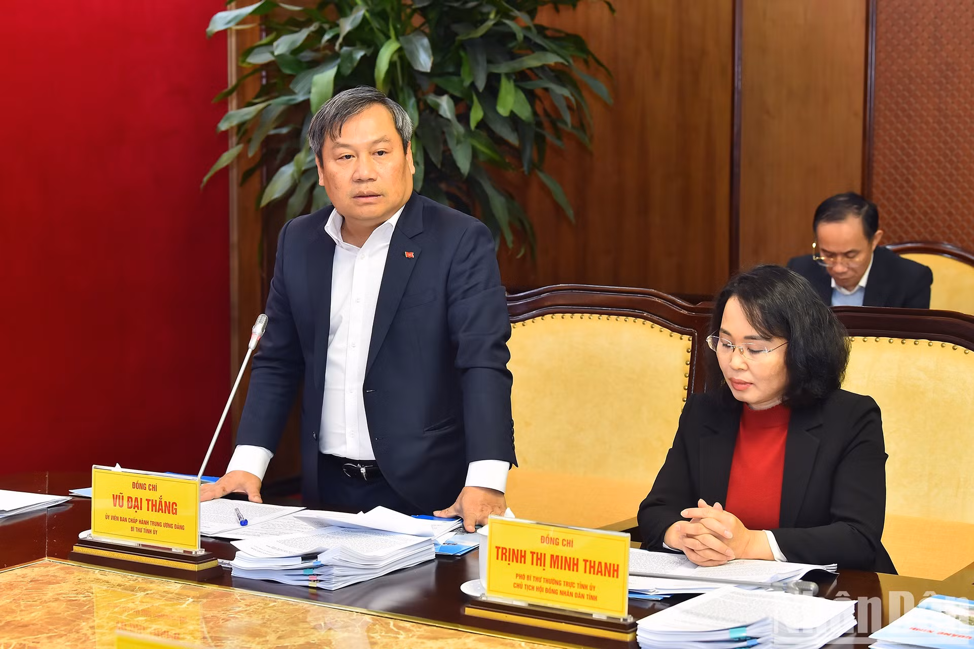 Vu Dai Thang, secretario del Comité del PCV en Quang Ninh, habla en la conferencia.