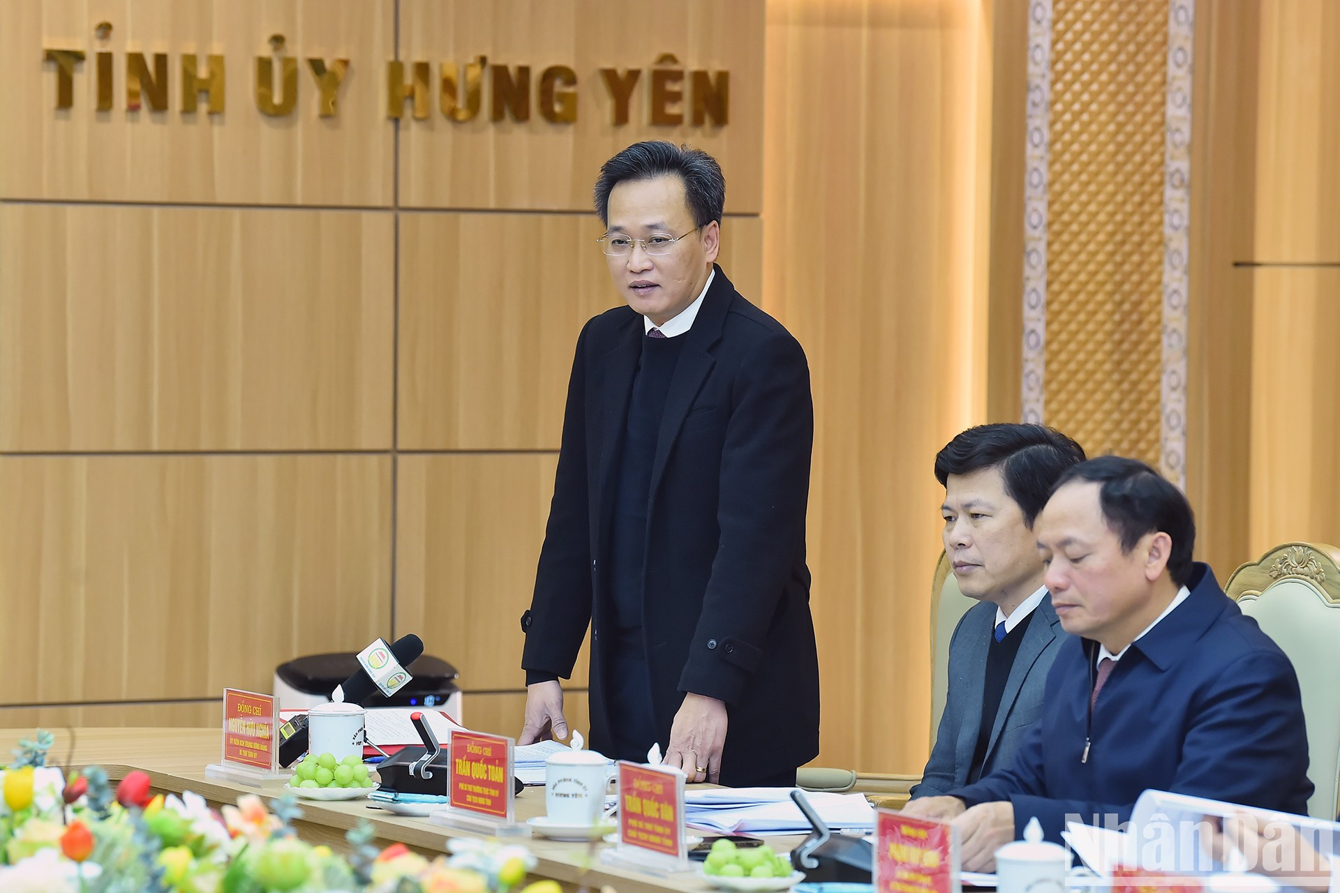 Nguyen Huu Nghia, secretario del Comité del PCV en Hung Yen, habla en la conferencia. Nguyen Huu Nghia, secretario del Comité del PCV en Hung Yen, habla en la conferencia.