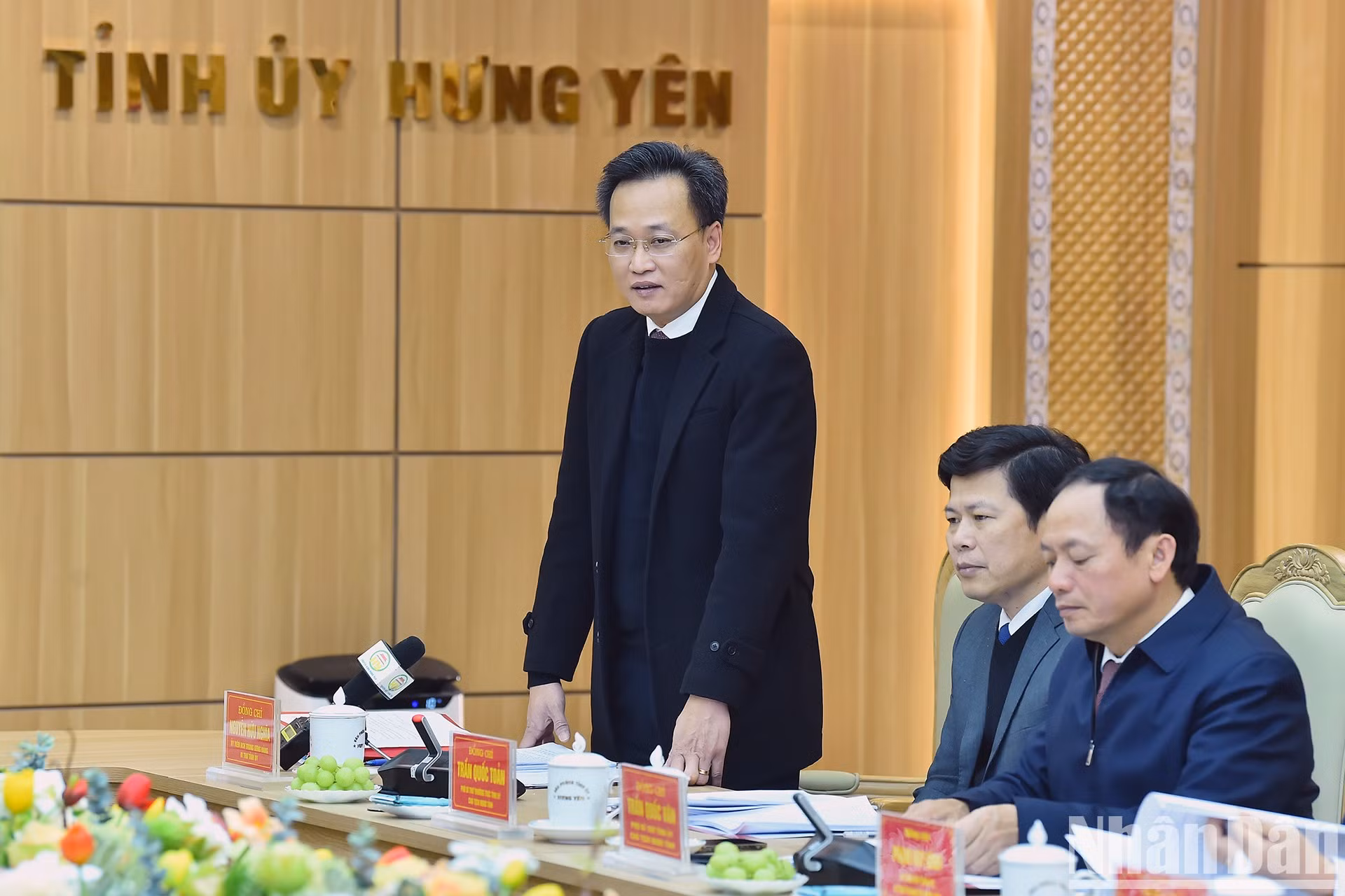 Nguyen Huu Nghia, secretario del Comité del PCV en Hung Yen, habla en la conferencia.