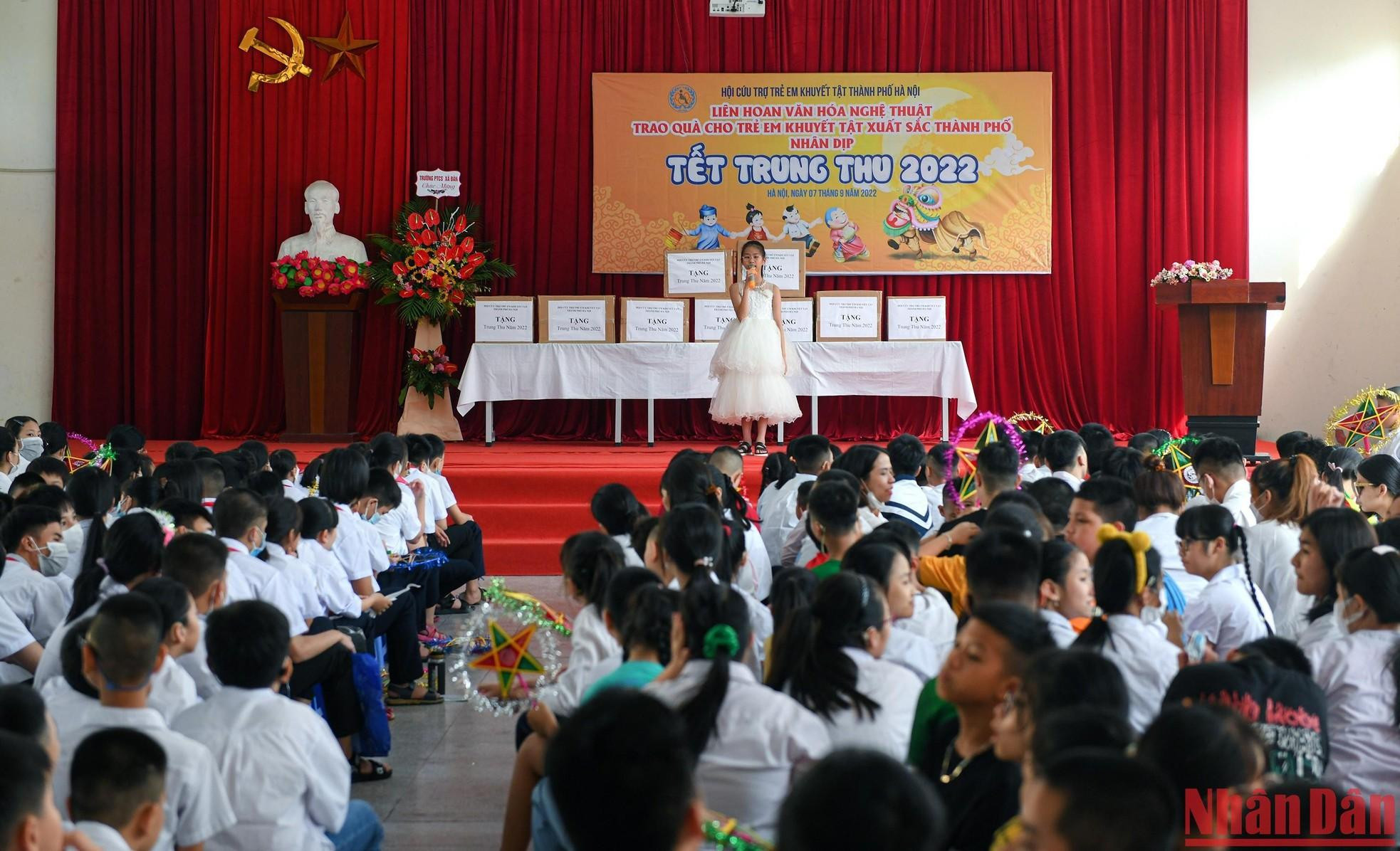 El 7 de septiembre, la Asociación de Patrocinio de Niños Discapacitados de Hanói entregó presentes a los infantes desafortunados con motivo de la Fiesta del Medio Otoño 2022. El 7 de septiembre, la Asociación de Patrocinio de Niños Discapacitados de Hanói entregó presentes a los infantes desafortunados con motivo de la Fiesta del Medio Otoño 2022.