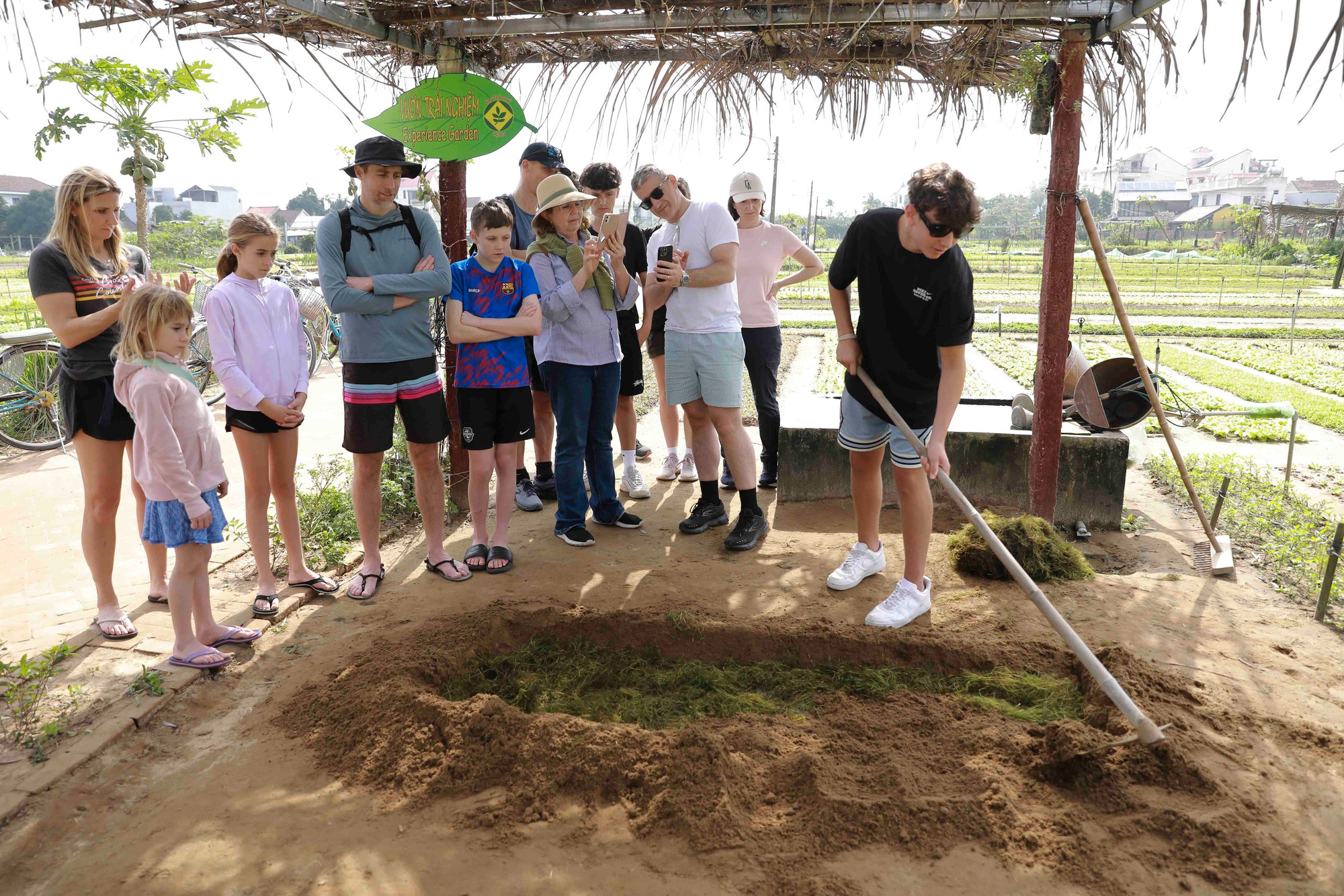 Turistas extranjeros aprenden las prácticas locales de cultivo. Turistas extranjeros aprenden las prácticas locales de cultivo.
