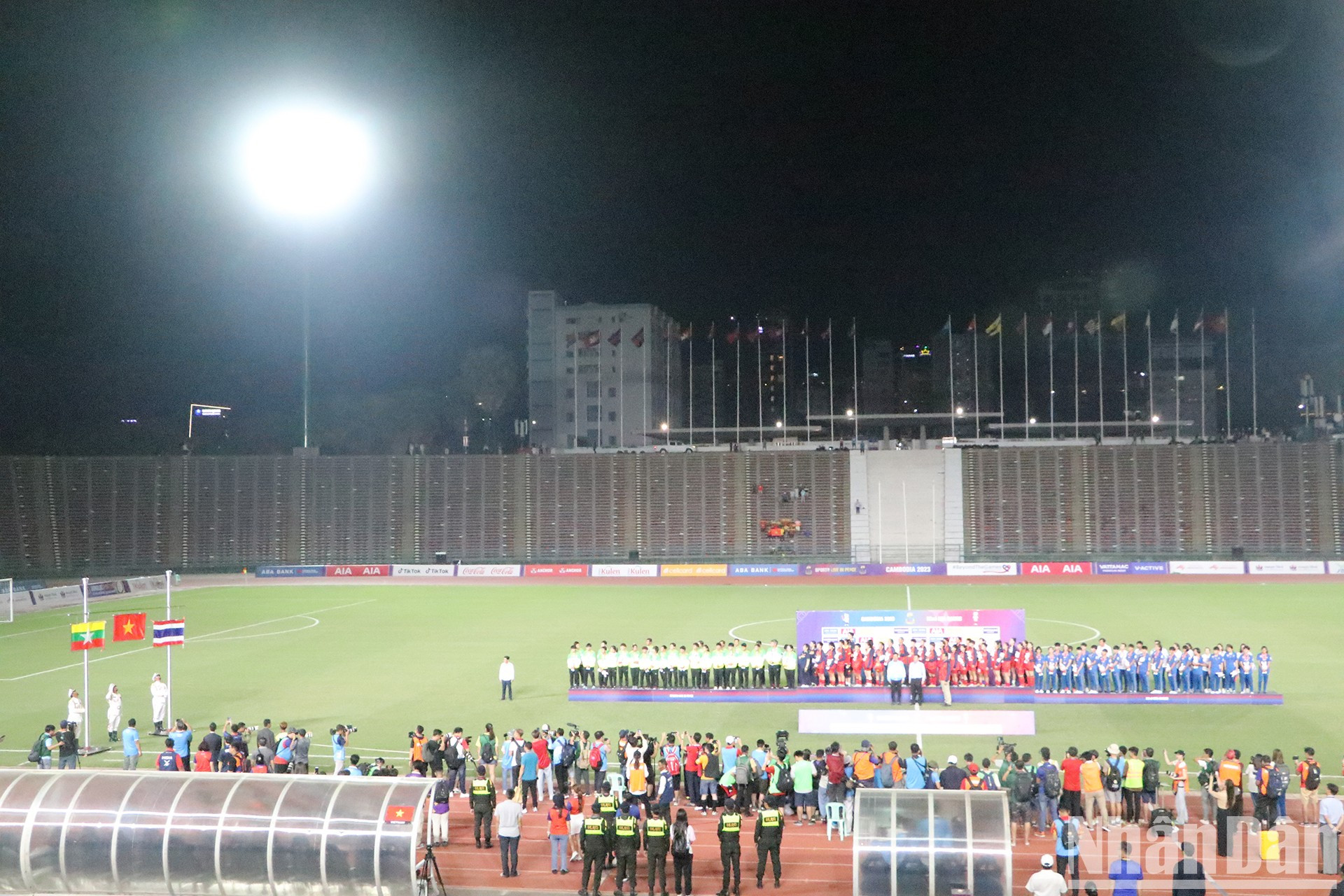 El himno nacional vietnamita suena en el Estadio Nacional Morodok Techo en Phnom Penh, Camboya.