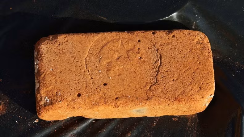 Los ladrillos en Truong Sa grabados con el escudo nacional tienen un diseño y material muy especiales.