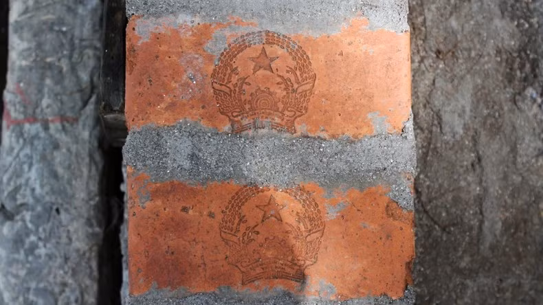 El escudo nacional queda grabado en las paredes de ladrillo rojo.