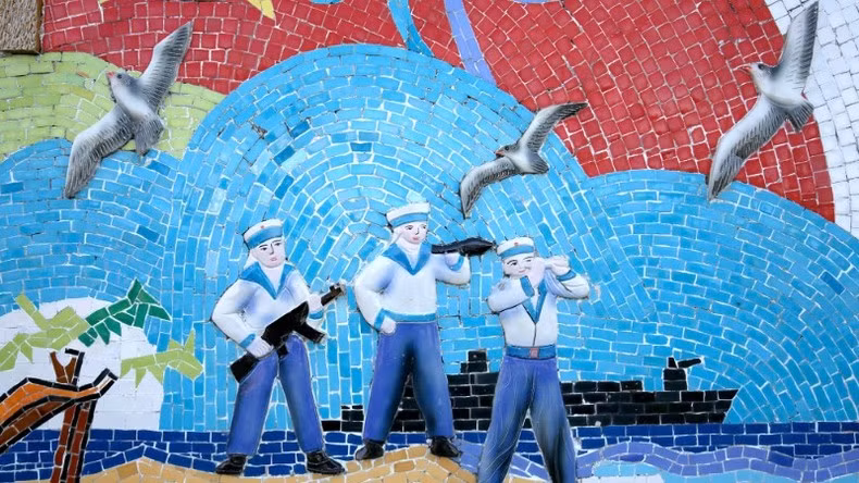 Imágenes de soldados de la Marina y gaviotas.