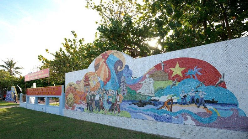 Mural de cerámica en la isla Truong Sa Mural de cerámica en la isla Truong Sa