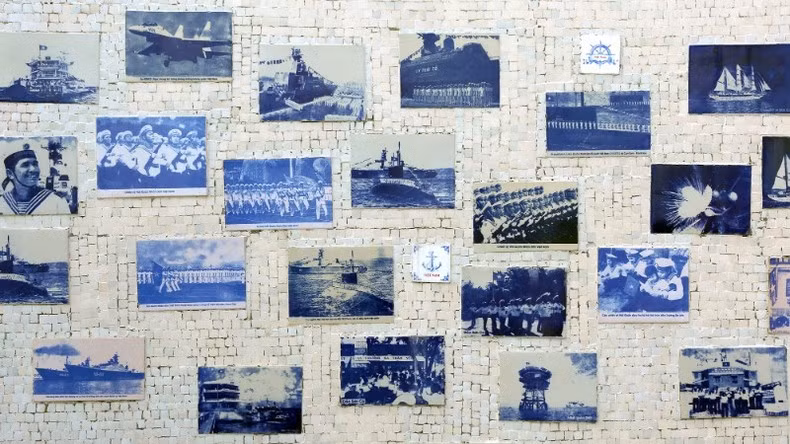 Hitos históricos de la soberanía sobre el mar y las islas de la Patria inscritos en el fondo cerámico.