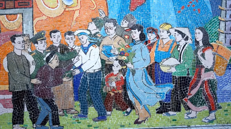 Los murales de cerámica destacan la unidad entre ejército y pueblo.