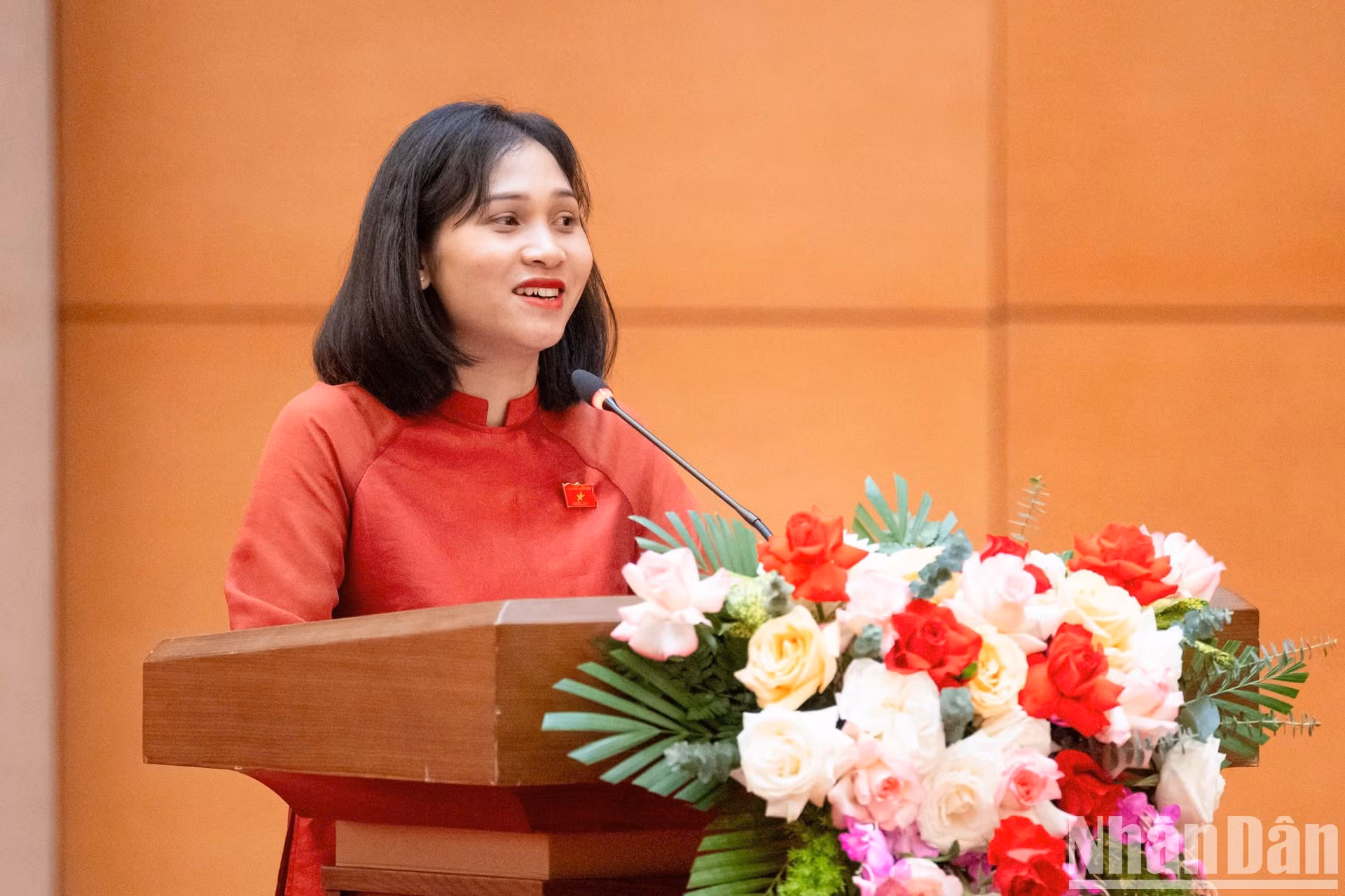 La diputada Nang Xo Vi hace uso de la palabra en la cita.