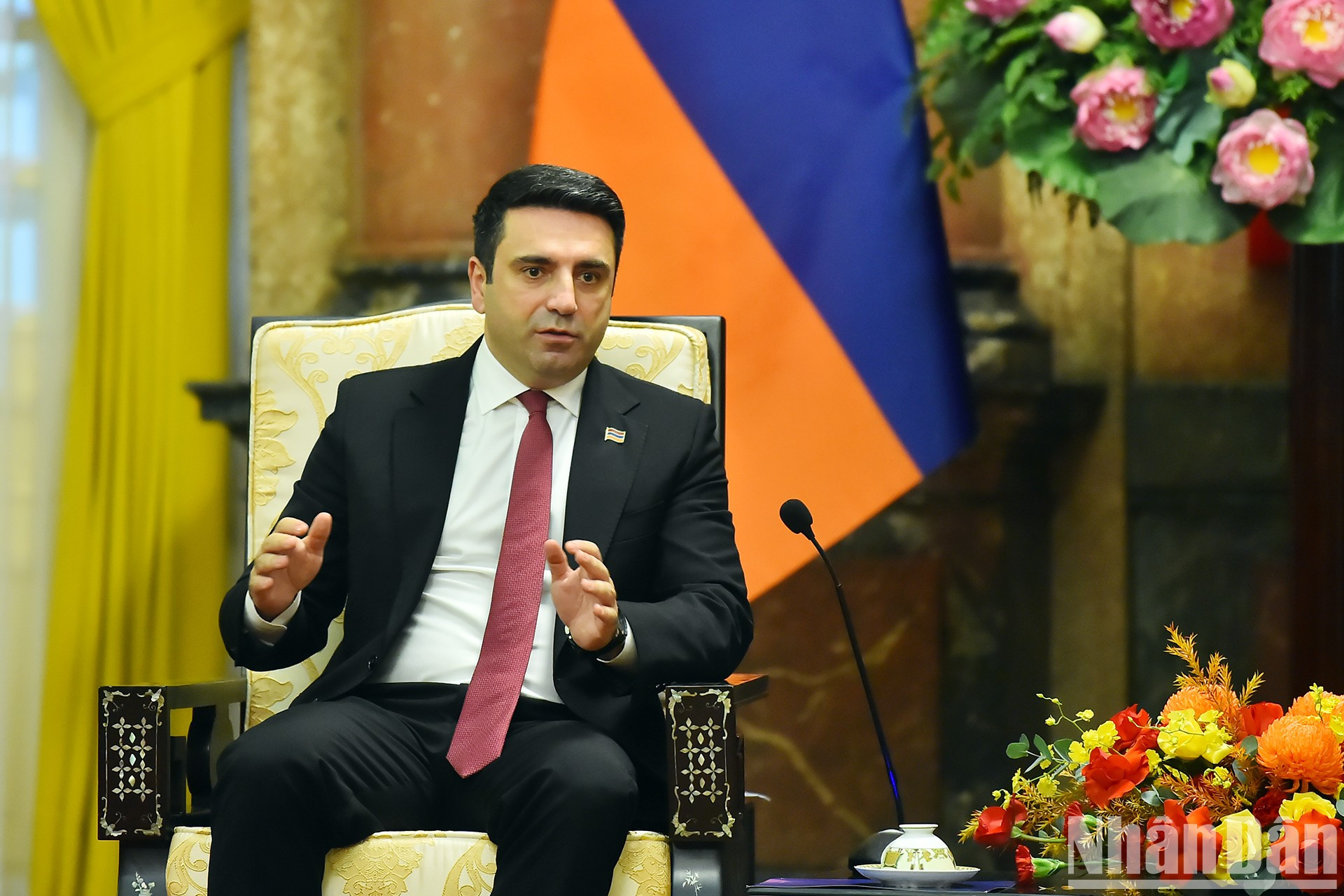 El titular de la Asamblea Nacional de Armenia, Alen Simonyan, hace uso de la palabra en la cita. (Foto: VNA)