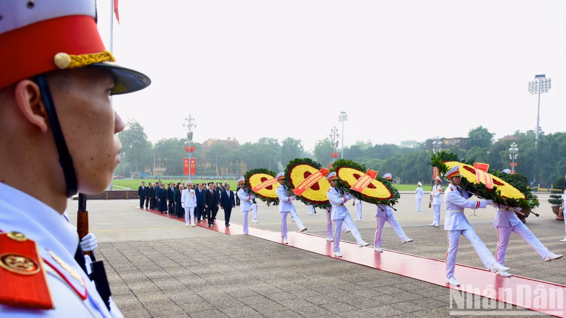 [Foto] Dirigentes del Partido y el Estado rinden homenaje al Presidente Ho Chi Minh