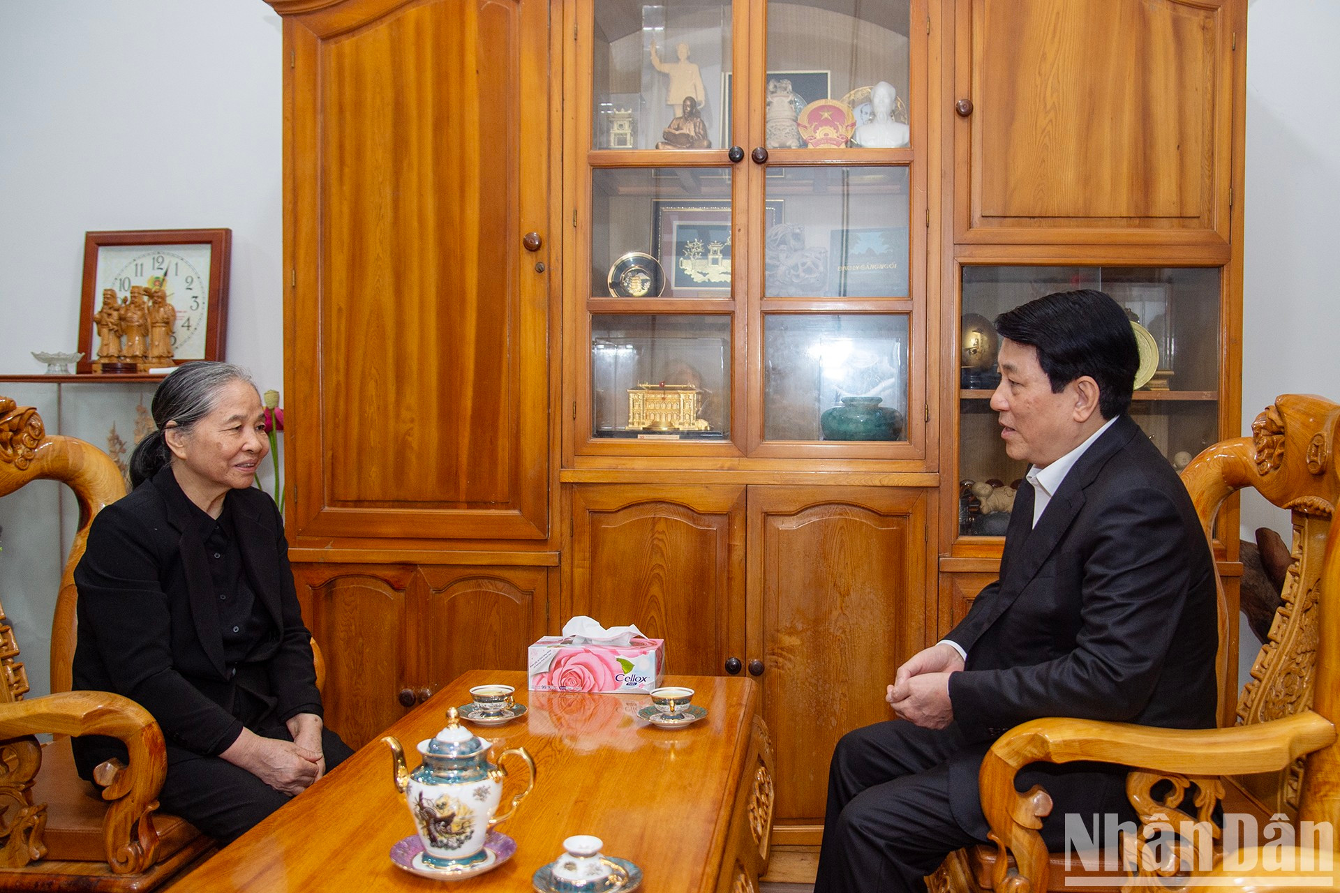 El presidente Luong Cuong desea un Feliz Año Nuevo a la señora Ngo Thi Man, esposa de Nguyen Phu Trong. El presidente Luong Cuong desea un Feliz Año Nuevo a la señora Ngo Thi Man, esposa de Nguyen Phu Trong.