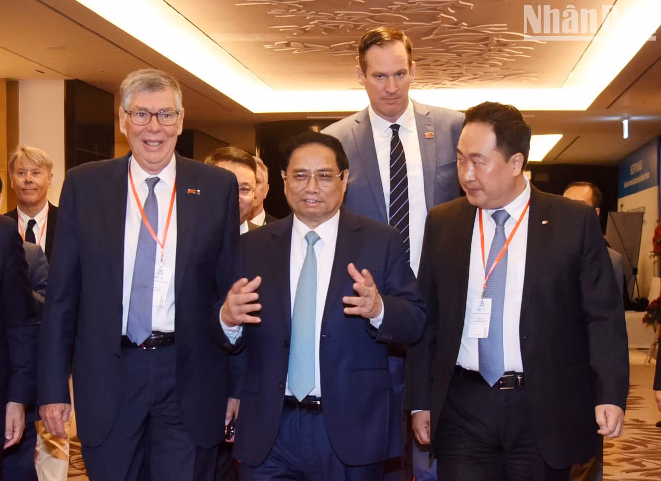 El primer ministro Pham Minh Chinh conversa con representantes de empresas y asociaciones en el foro.