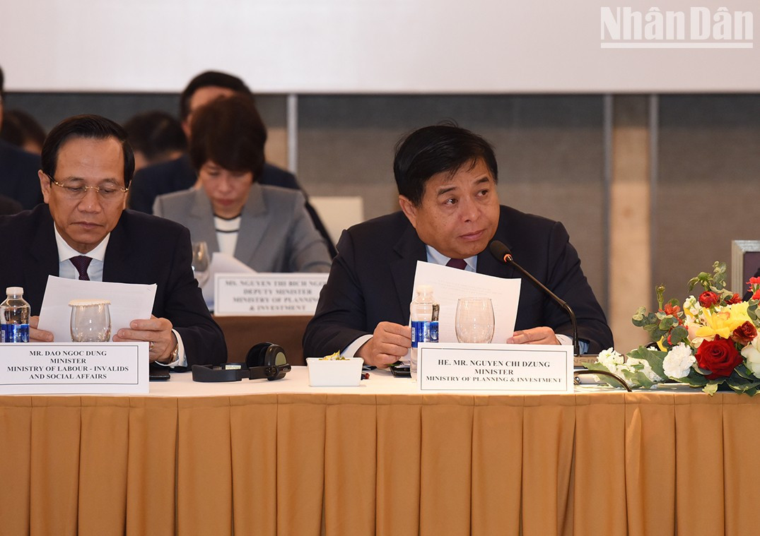 El ministro de Planificación e Inversiones, Nguyen Chi Dung, habla en la inauguración del foro. El ministro de Planificación e Inversiones, Nguyen Chi Dung, habla en la inauguración del foro.