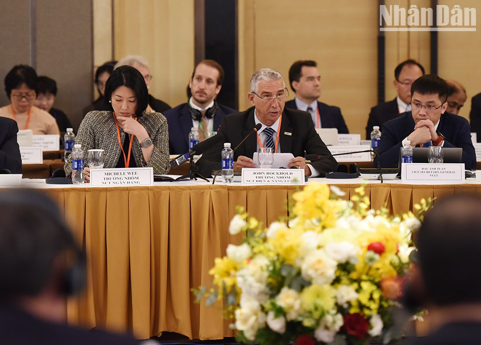 John Rockhold, jefe del grupo de trabajo de VBF sobre electricidad y energía, presenta el Marco para atraer inversiones del sector privado en la reducción de carbono para la economía vietnamita. John Rockhold, jefe del grupo de trabajo de VBF sobre electricidad y energía, presenta el Marco para atraer inversiones del sector privado en la reducción de carbono para la economía vietnamita.