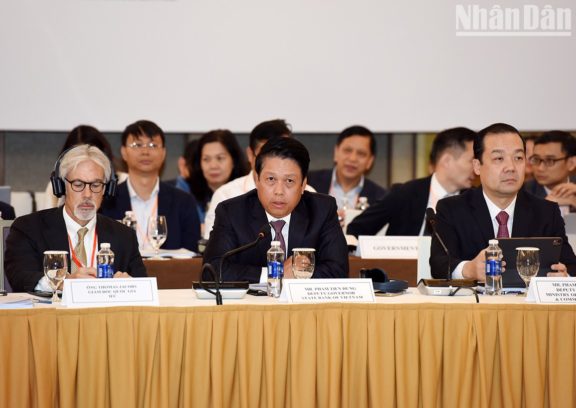 El vicegobernador del Banco Estatal de Vietnam, Pham Tien Dung, se comprometió a continuar solventando los obstáculos directamente relacionados con el sector bancario. El vicegobernador del Banco Estatal de Vietnam, Pham Tien Dung, se comprometió a continuar solventando los obstáculos directamente relacionados con el sector bancario.