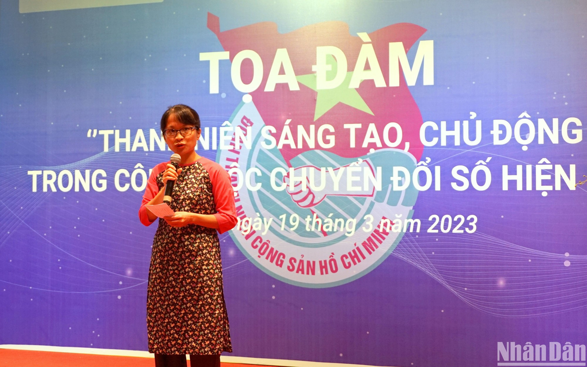 Le Vu Diep, docente de la Academia de Tecnología de Correos y Telecomunicaciones presenta una ponencia con el tema "Orientación tecnológica en la formación periodística". Le Vu Diep, docente de la Academia de Tecnología de Correos y Telecomunicaciones presenta una ponencia con el tema "Orientación tecnológica en la formación periodística".