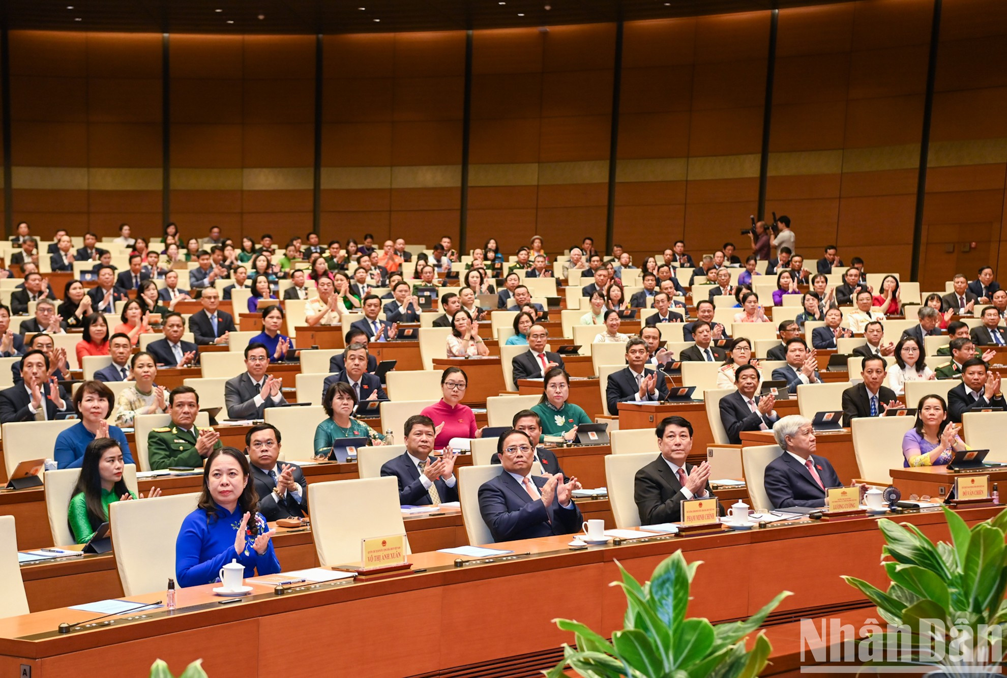 La presidenta en funciones, Vo Thi Anh Xuan; el primer ministro Pham Minh Chinh; el jefe del Departamento General de Política del Ejército Popular de Vietnam, Luong Cuong; el presidente del Comité Central del Frente de la Patria de Vietnam, Do Van Chien, y los diputados en la sesión de apertura. La presidenta en funciones, Vo Thi Anh Xuan; el primer ministro Pham Minh Chinh; el jefe del Departamento General de Política del Ejército Popular de Vietnam, Luong Cuong; el presidente del Comité Central del Frente de la Patria de Vietnam, Do Van Chien, y los diputados en la sesión de apertura.